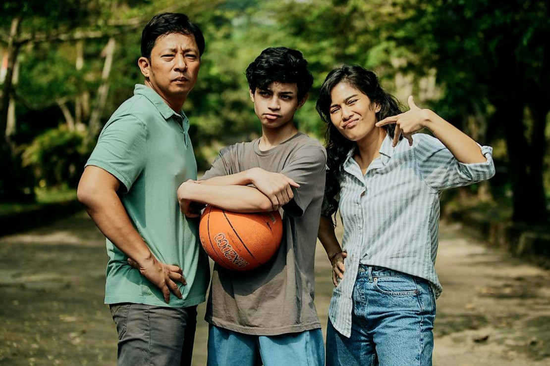 Review Film Esok Tanpa Ibu: Elegi Kehilangan, Ketegaran Keluarga, dan Makna Kehadiran Seorang Ibu